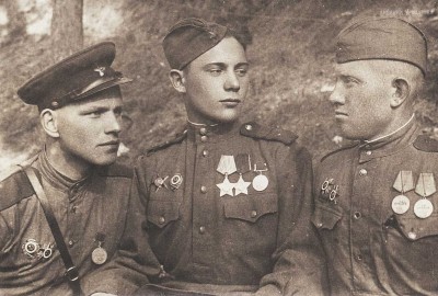 Командиры миномётных орудий Михаил Матов (слева), Казаков, Сальников.1945 год